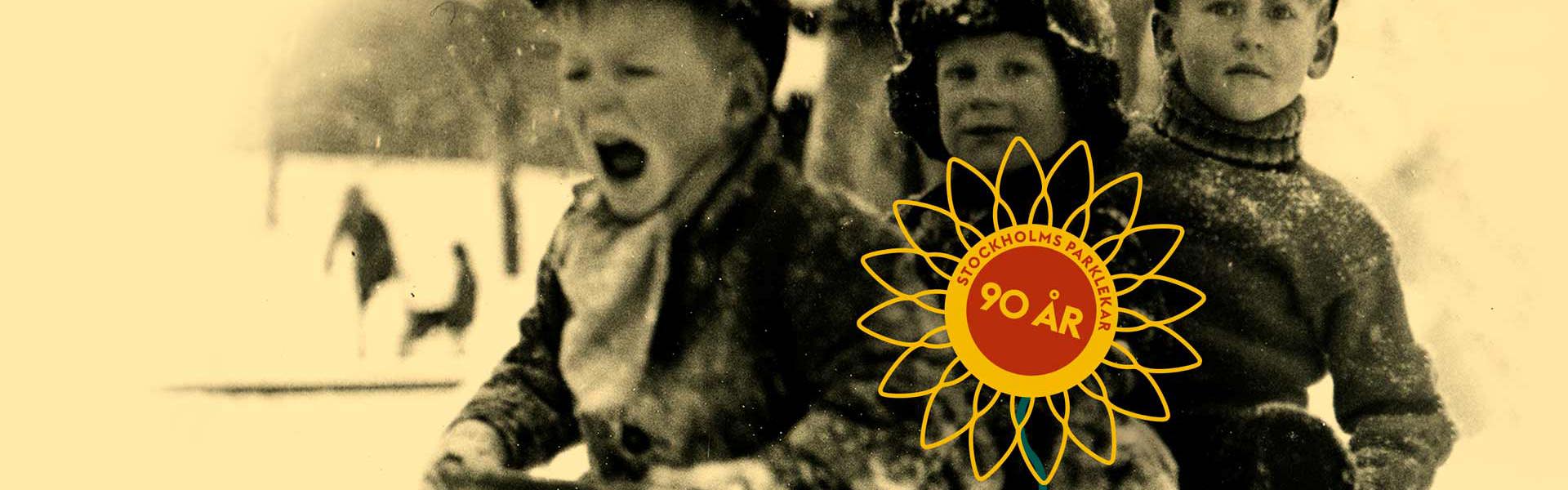Tre pojkar åker släde i en park under 1930-talet. I text står det Stockholms parklekar 90 år.